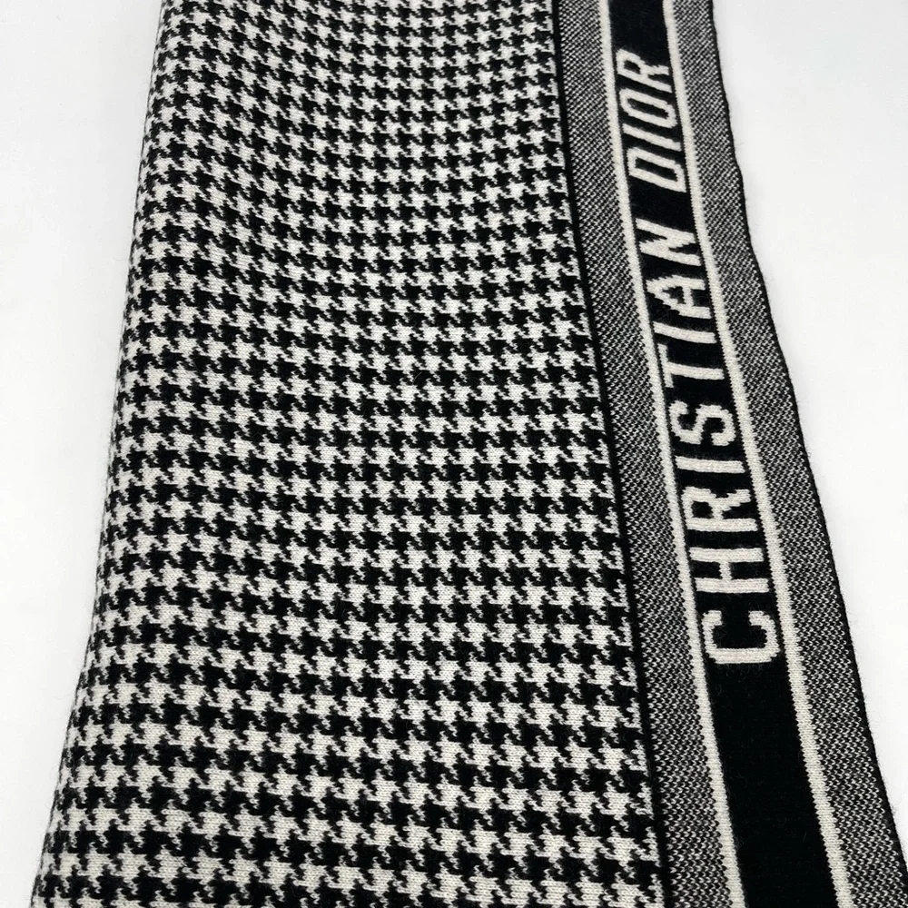 30 MONTAIGNE SCARF Black and White Blended Cashmere Knit 80” long 19” wide
